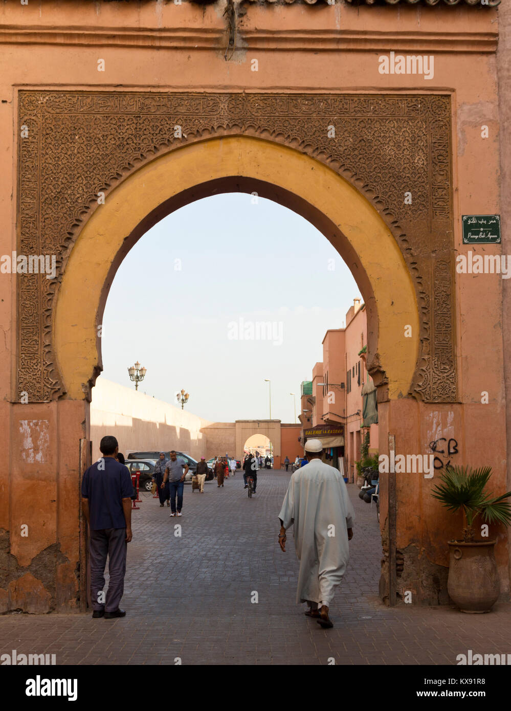 Bab Agnaou, une des portes dans la vieille ville, l'ancienne médina de Marrakech, Maroc Banque D'Images