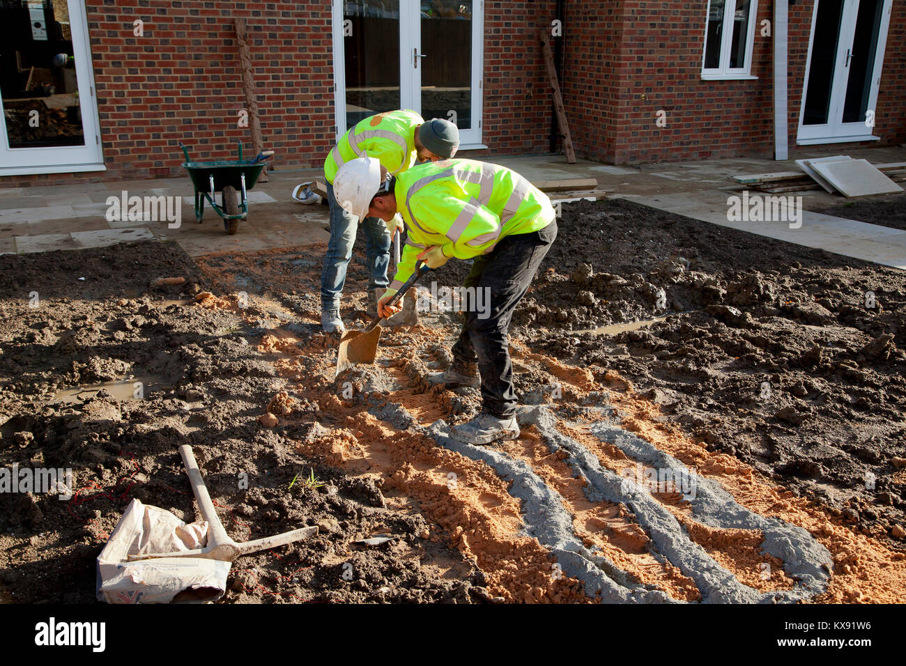 La construction de nouvelles maisons sur un développement près de l'aéroport de Gatwick, Horley, Surrey. Banque D'Images