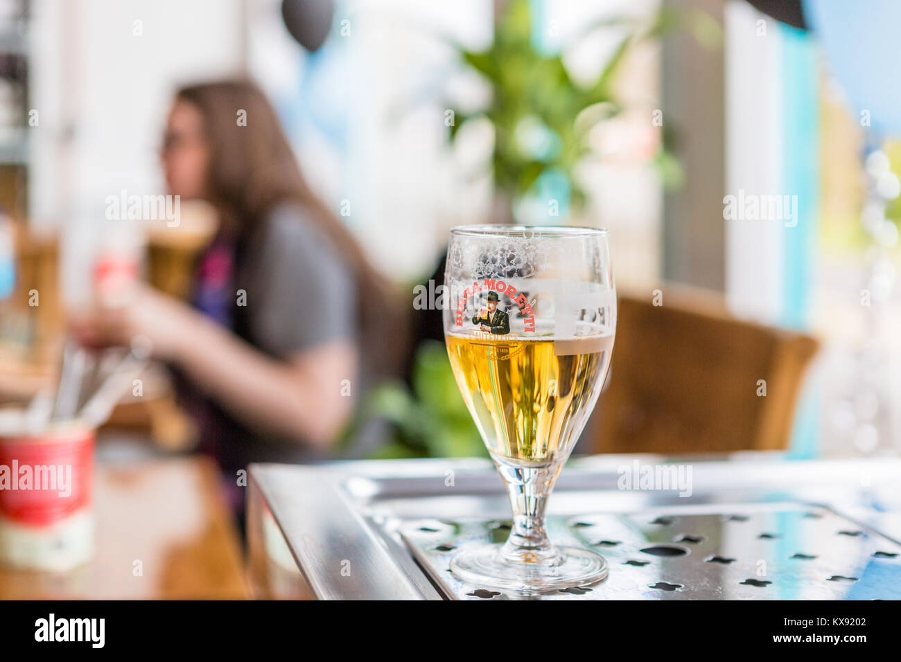 La moitié plein verre de bière italienne à froid Banque D'Images