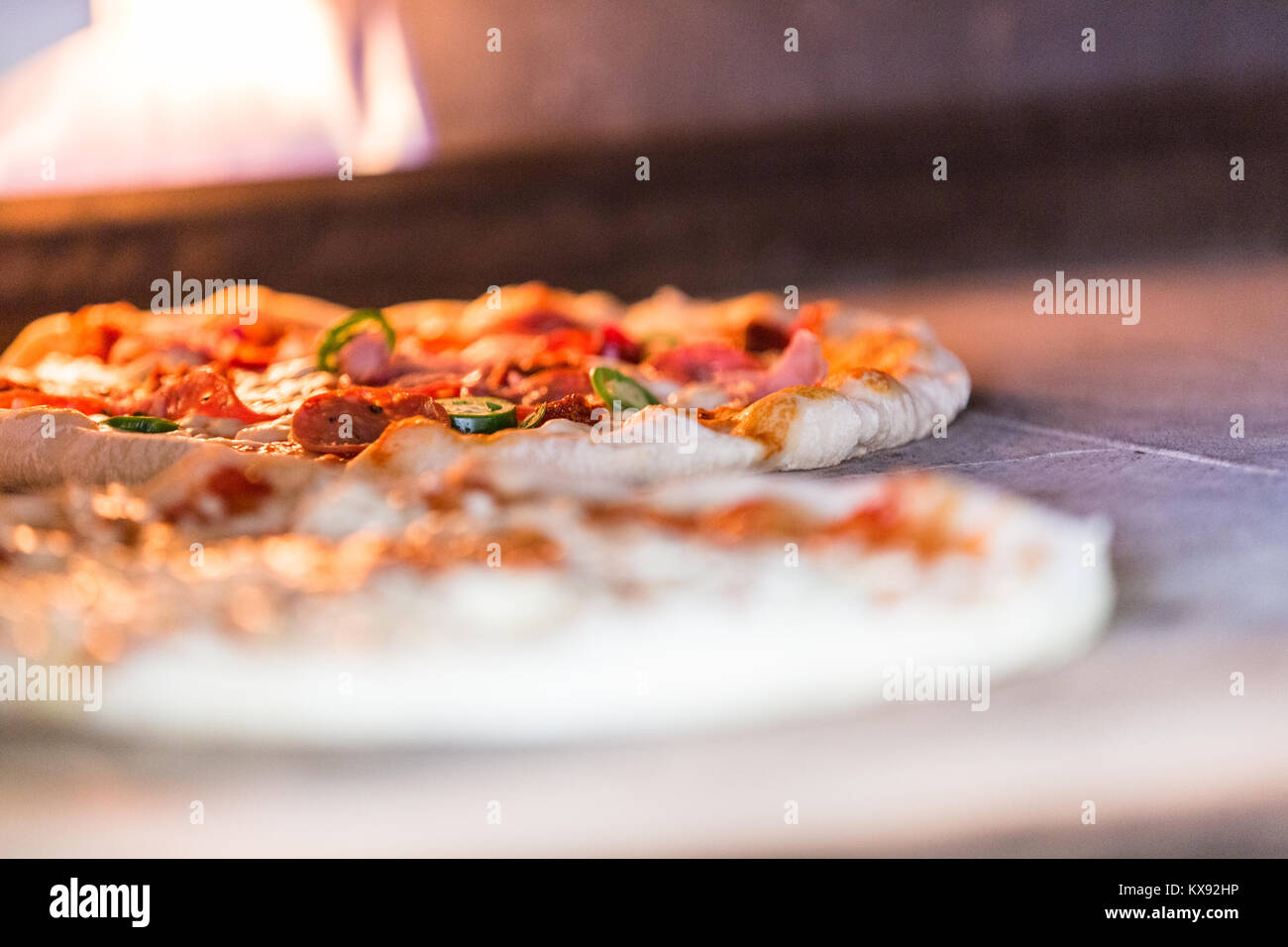 Pizza Pâtisseries fraîchement fabriqué à la main dans un four à pizza Banque D'Images