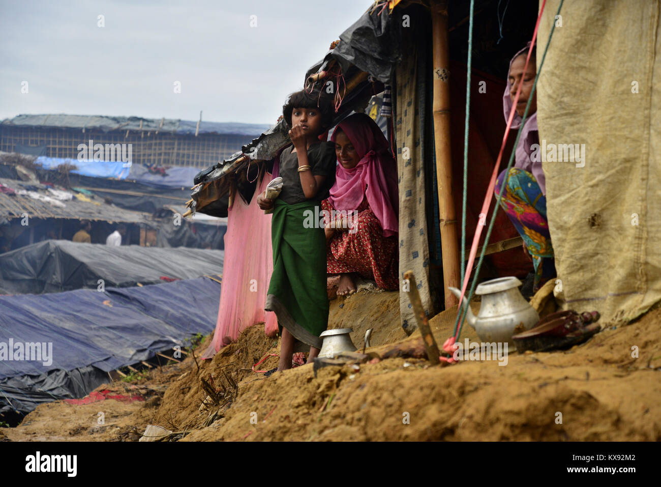 Femme Rohingya se trouve leur maison de fortune à l'Thangkhali Camp de fortune à Cox's Bazar, Bangladesh, le 08 octobre, 2017. Selon l'Organisation des Na Banque D'Images