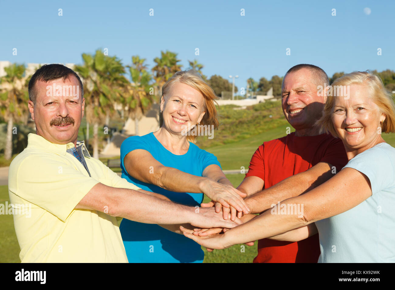 Groupe de gens heureux de sourire et de faire preuve d'unité. Banque D'Images