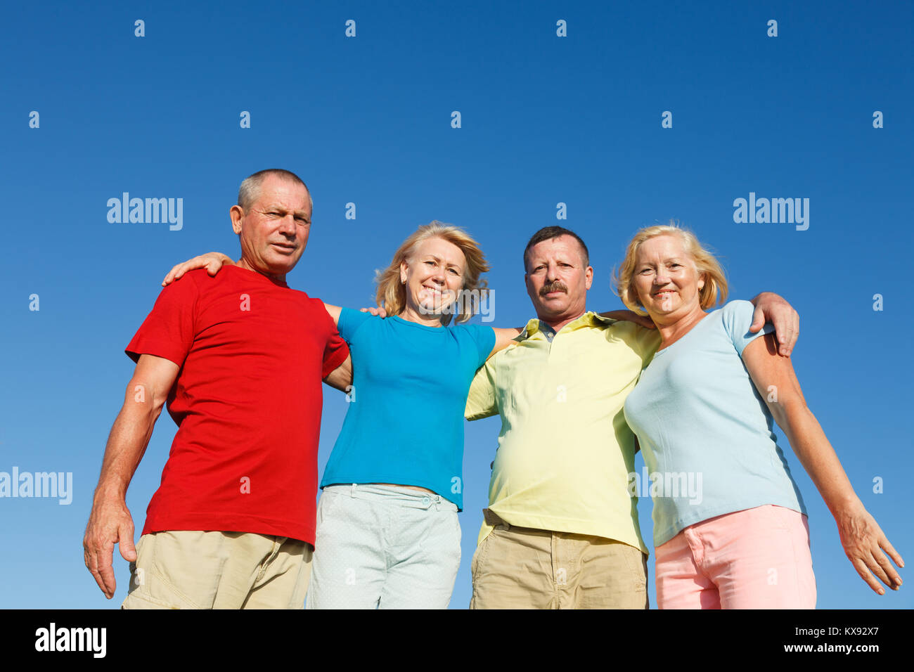 Groupe de gens heureux de sourire et de faire preuve d'unité. Banque D'Images