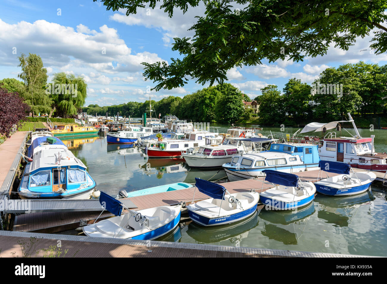 Joinville-le-Pont, Val-de-Marne, France - le 6 juin 2017 : bateaux, péniches et d'amarrage des bateaux de location électrique sur la rivière marne dans le charmant mari Banque D'Images