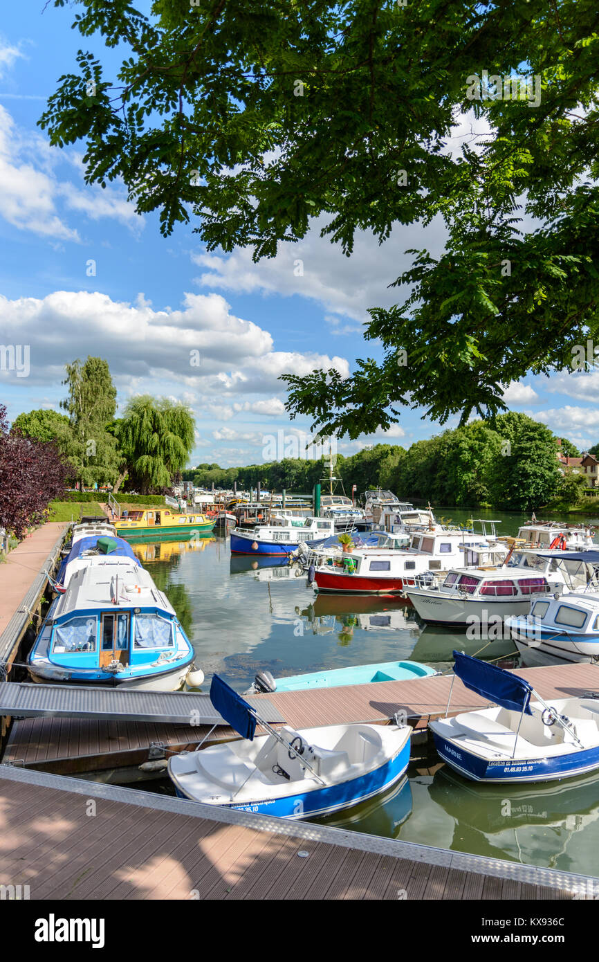 Joinville-le-Pont, Val-de-Marne, France - le 6 juin 2017 : bateaux, péniches et d'amarrage des bateaux de location électrique sur la rivière marne dans le charmant mari Banque D'Images