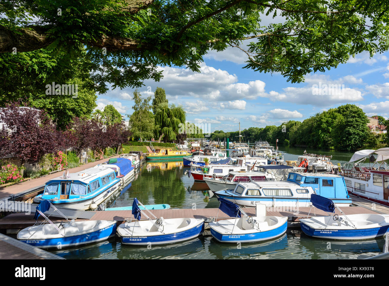 Joinville-le-Pont, Val-de-Marne, France - le 6 juin 2017 : bateaux, péniches et d'amarrage des bateaux de location électrique sur la rivière marne dans le charmant mari Banque D'Images
