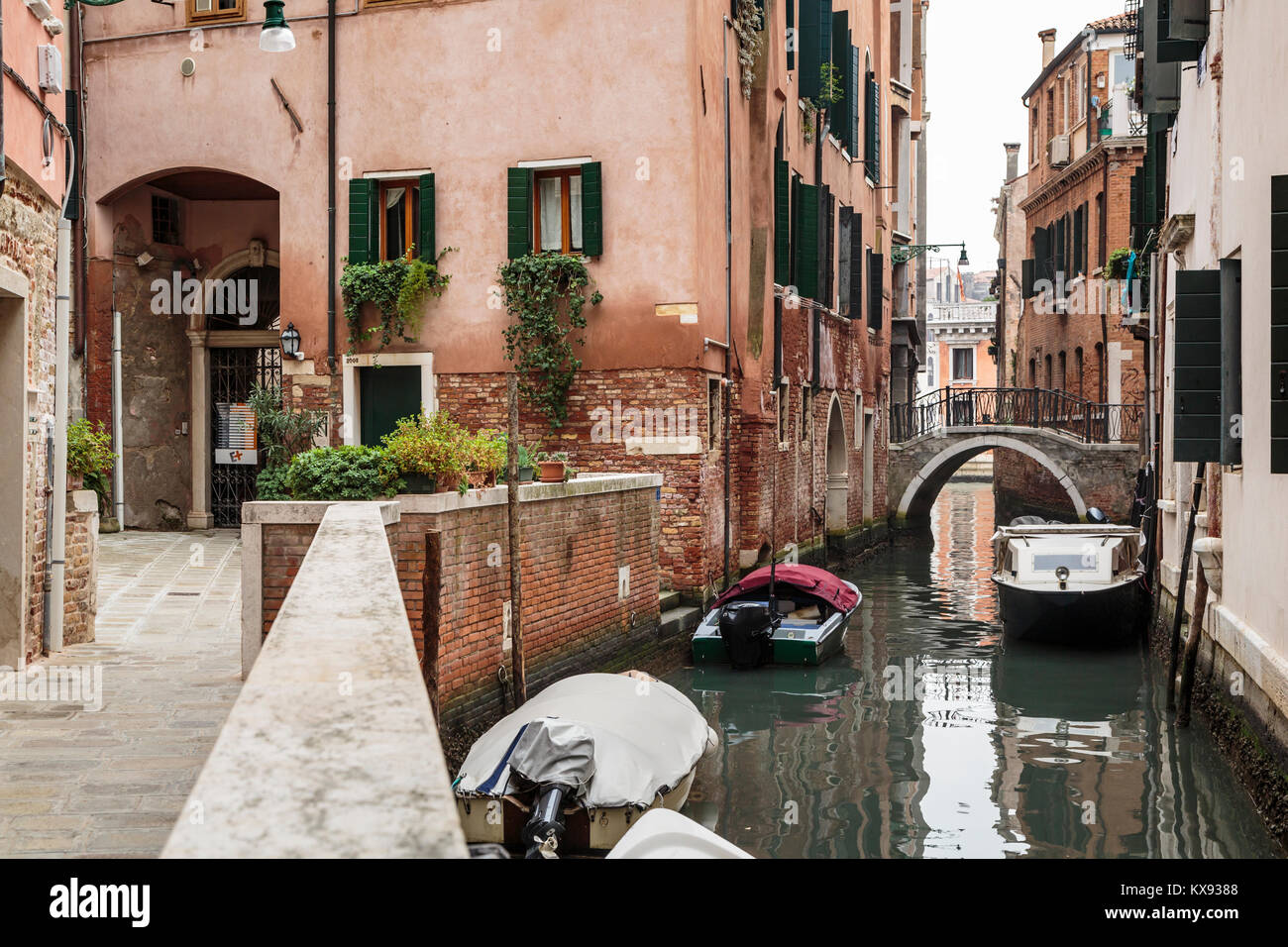 Un petit canal à Venise, Italie, Europe. Banque D'Images