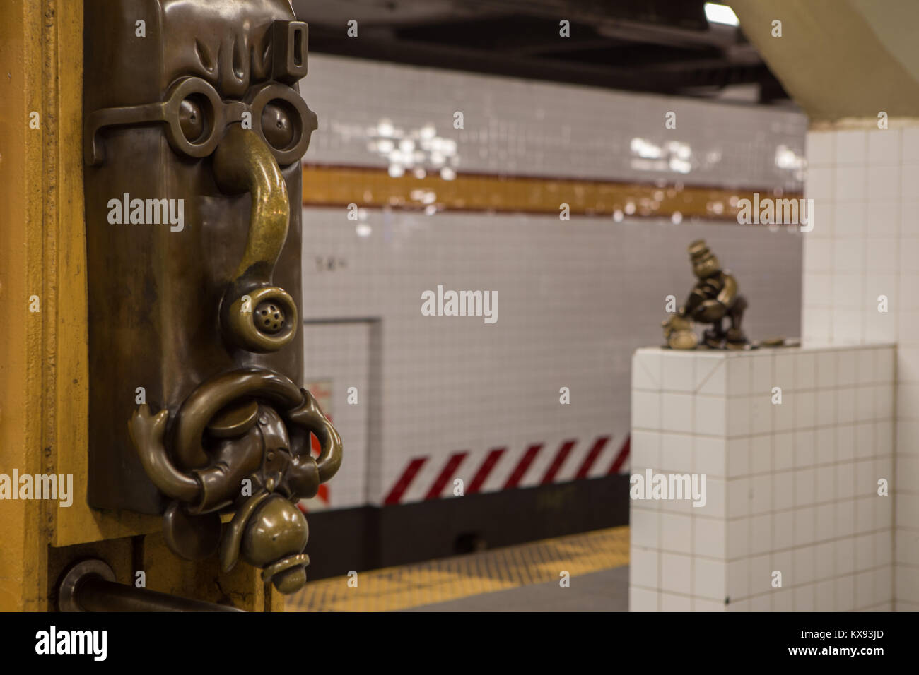 La "vie souterraine" est une œuvre d'art public permanente créée par le sculpteur Otterness pour la 14e Rue, 8e Avenue de la station de métro de New York Banque D'Images