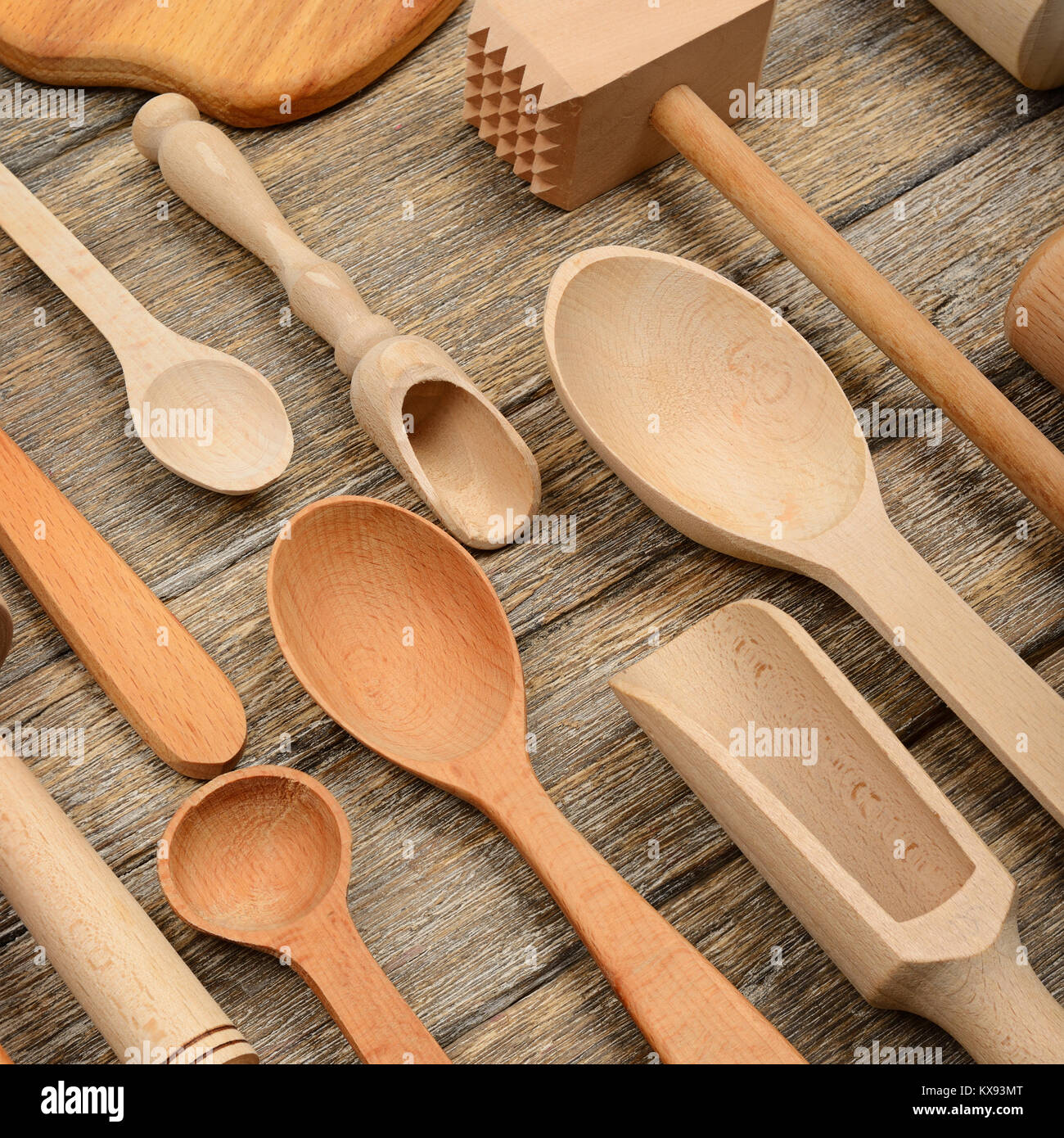 Set d'ustensiles de cuisine sur la table en bois. Cuillère, fourchette,  rouleau à pâtisserie, marteau, cuisine équipée d'une spatule. Vue d'en haut  Photo Stock - Alamy