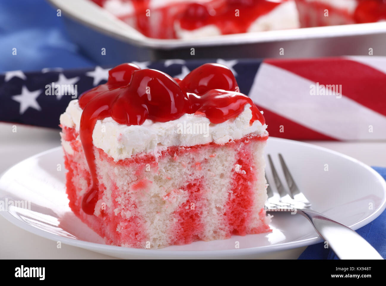 Morceau De Gateau Rouge Et Blanc Avec Cerises Sur Le Dessus Avec Le Drapeau Americain En Arriere Plan Photo Stock Alamy