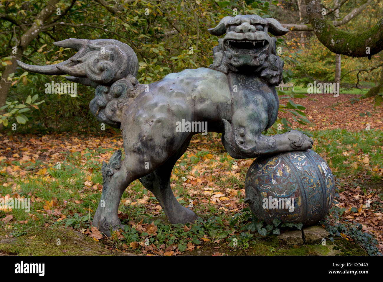 Statue de bronze chien Foo, Batsford Arboretum, Moreton-in-Marsh, Gloustershire. 29 octobre 2017 Banque D'Images