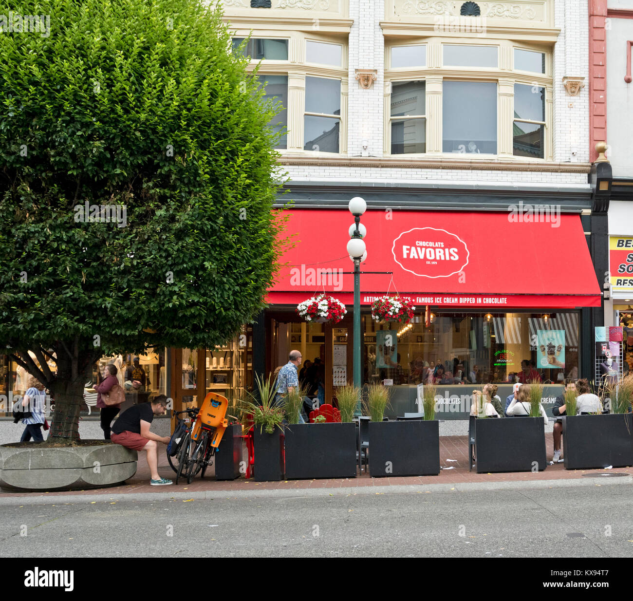 Favoris chocolat et crème glacée boutique sur la rue du gouvernement à Victoria, BC, Canada, à l'été. Banque D'Images