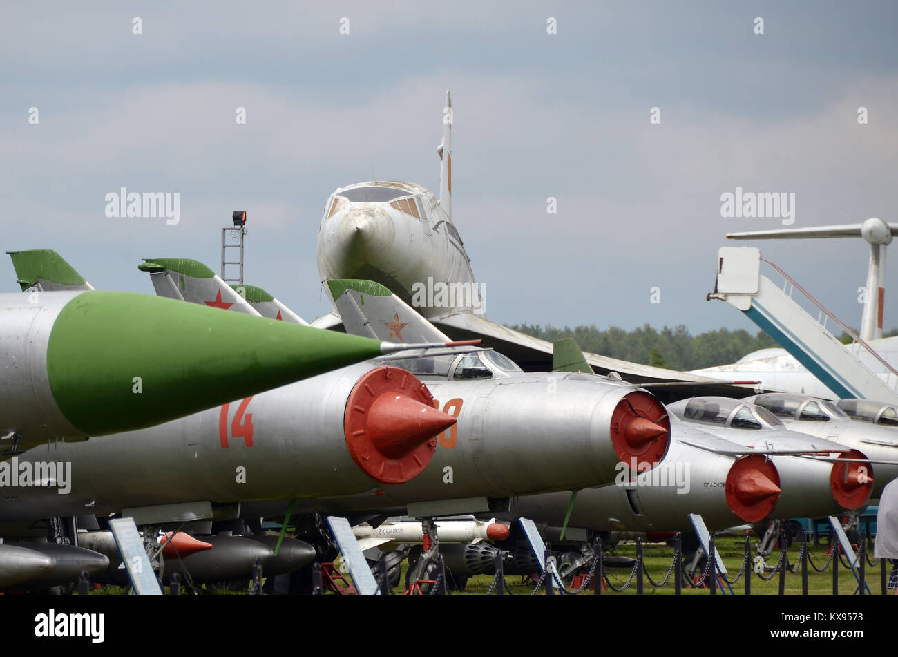Une collection de Sukhoi fighters avant le Tupolev Tu-144 sur l'affichage en musée de Monino. Banque D'Images