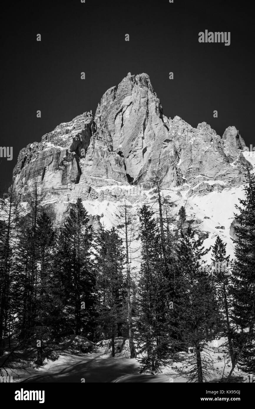 Noir et blanc photo verticale de la gamme Tofane, Cortina d'Ampezzo, Italie. Banque D'Images