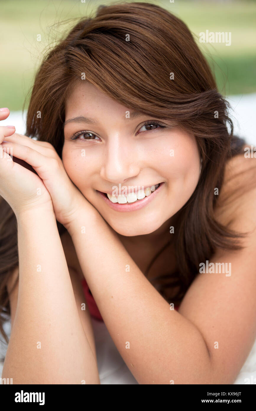 Young Hispanic girl smiling extérieur. Banque D'Images