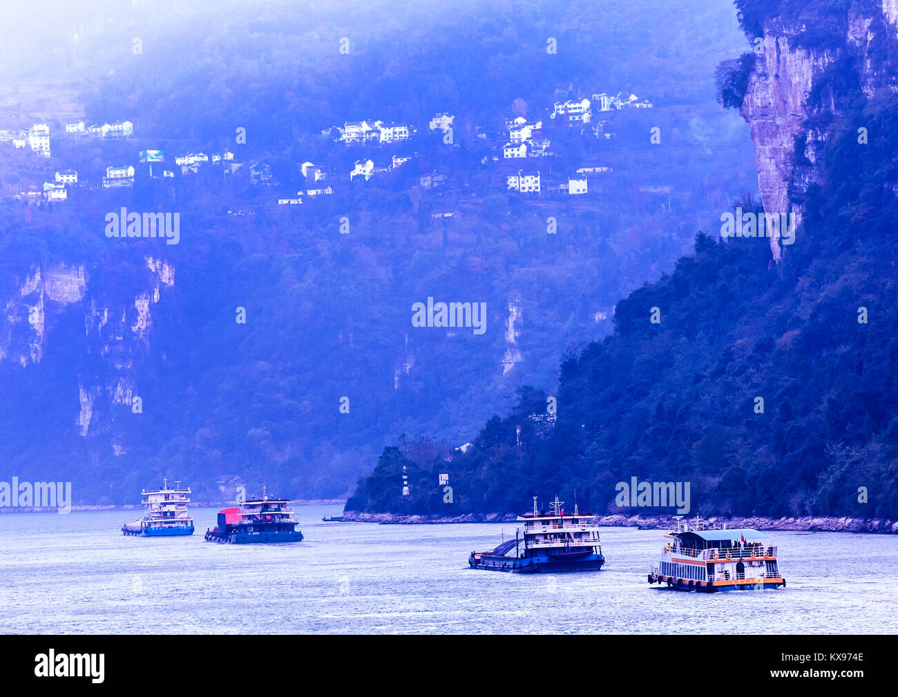 Les cargos en route pour le barrage des Trois Gorges sur le Fleuve Yangtze en Chine Banque D'Images