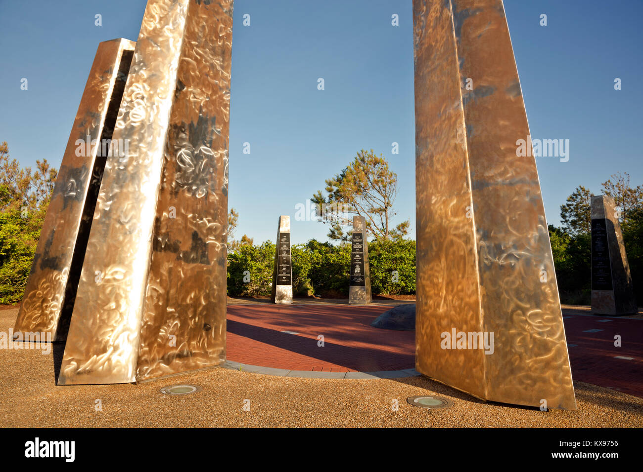 NC01225-00...CAROLINE DU NORD - piliers en forme d'aile au Monument à un siècle de vol sur les bancs extérieurs à Kitty Hawk. Banque D'Images
