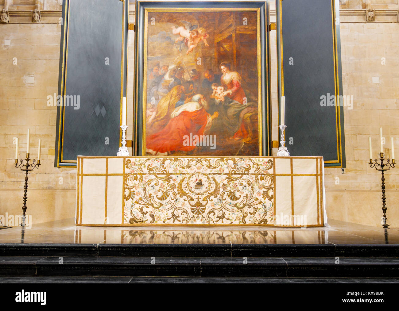 La peinture de Rubens (illustrant l'adoration de Jésus Christ à sa naissance par les mages) au-dessus de l'autel à l'extrémité est de la chapelle du King's Collège Banque D'Images