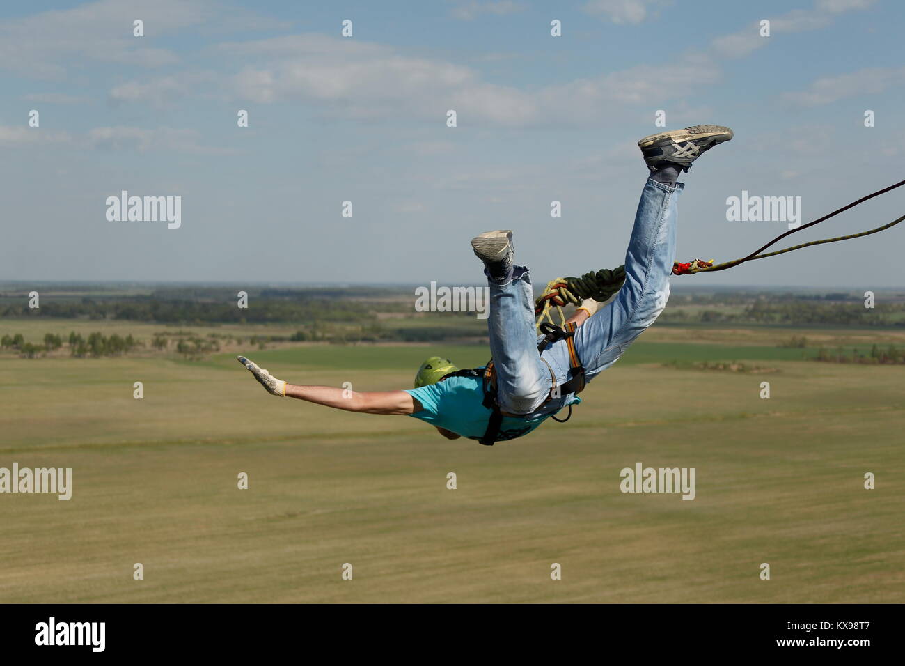 Le Bélarus, Gomel, Mai 06, 2017.sauter avec une corde.Extreme homme sautant d'une hauteur énorme.sauter avec une corde.le vol sur la corde.s'engager dans ropejump Banque D'Images