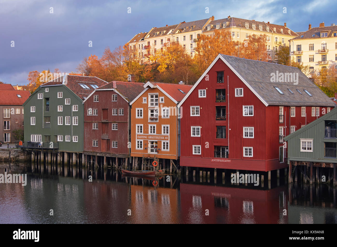 Restauré et converti en entrepôts le long de la rivière Nidelva, Trondheim, West-vlaanderen, Norvège Banque D'Images