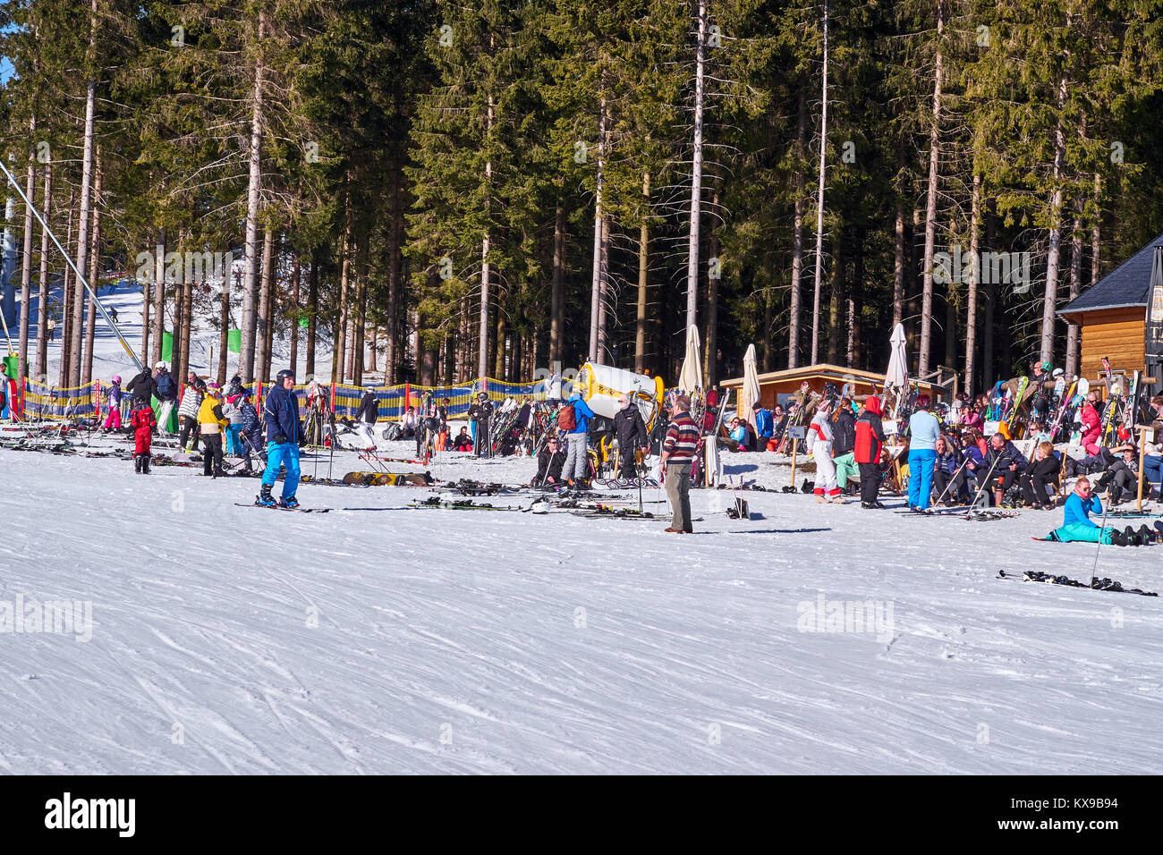 WINTERBERG, ALLEMAGNE - 15 février 2017 : Grand groupe de personnes qui prend une pause à carrousel de ski de Winterberg Banque D'Images