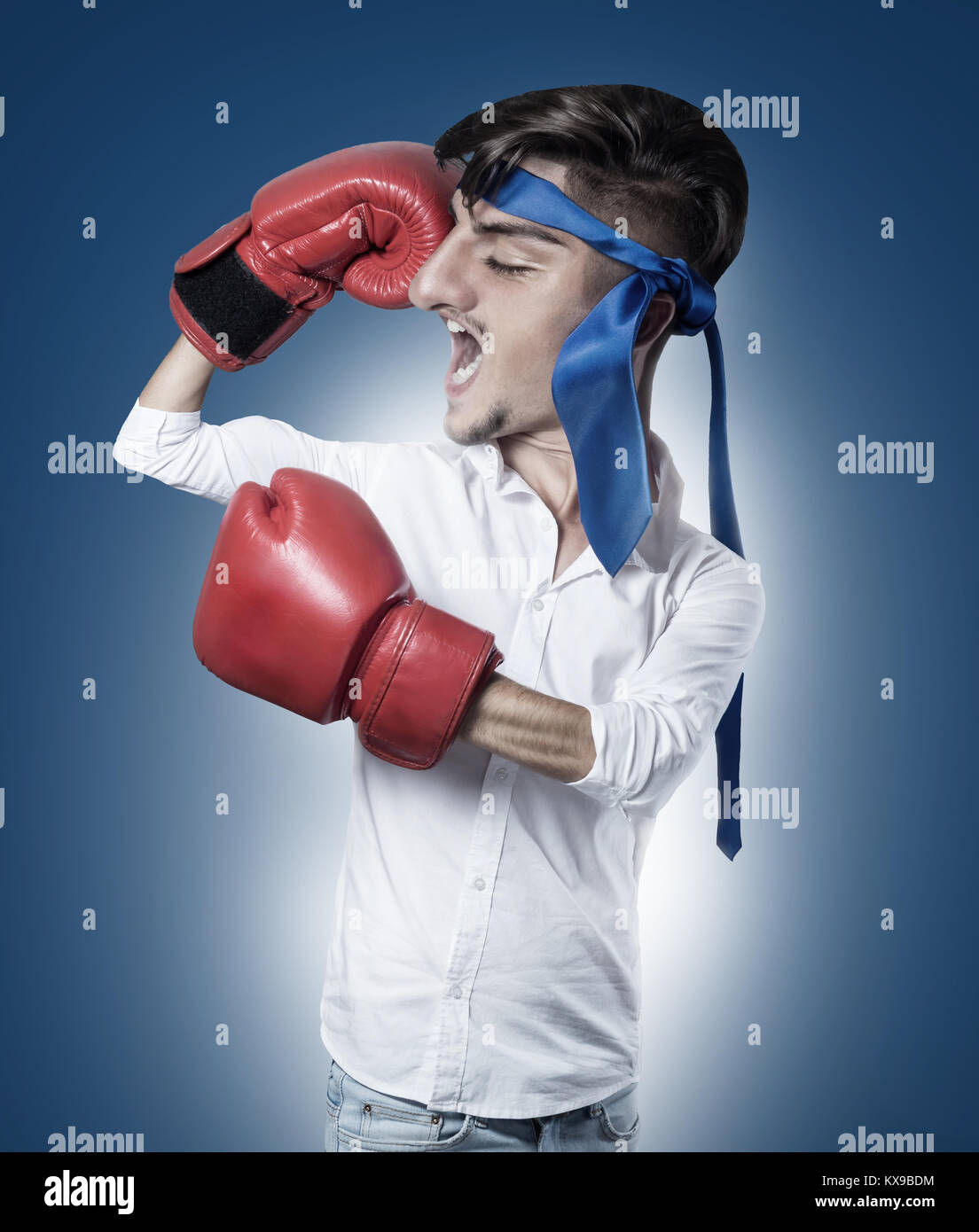 Caricature de funny businessman with red boxing gloves et cravate bleue comme montrant bandeau biceps Banque D'Images