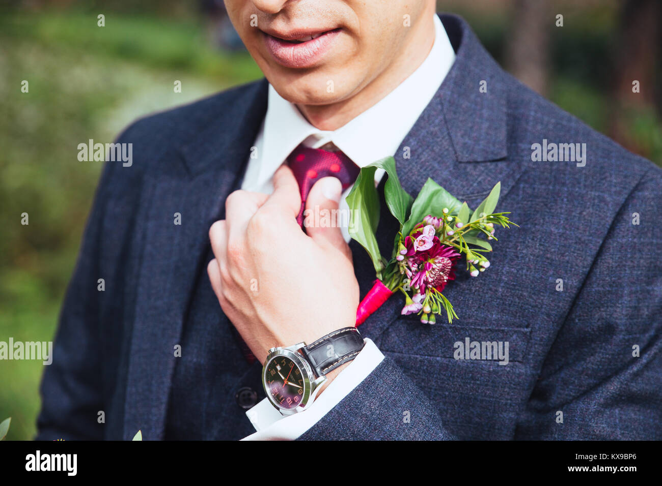 Marié à une veste, le marié se redresse la boutonnière, jour de mariage Banque D'Images