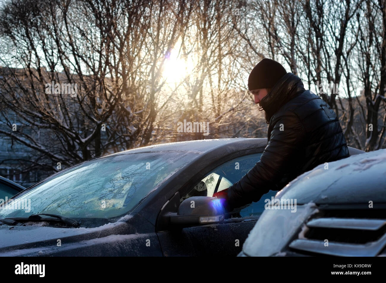 Homme hiver neige voiture brosse Banque D'Images