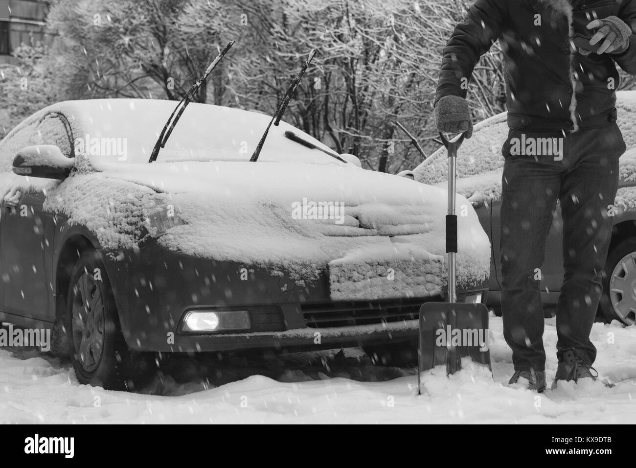 Un homme dans les vêtements d'hiver dans la rue Banque D'Images