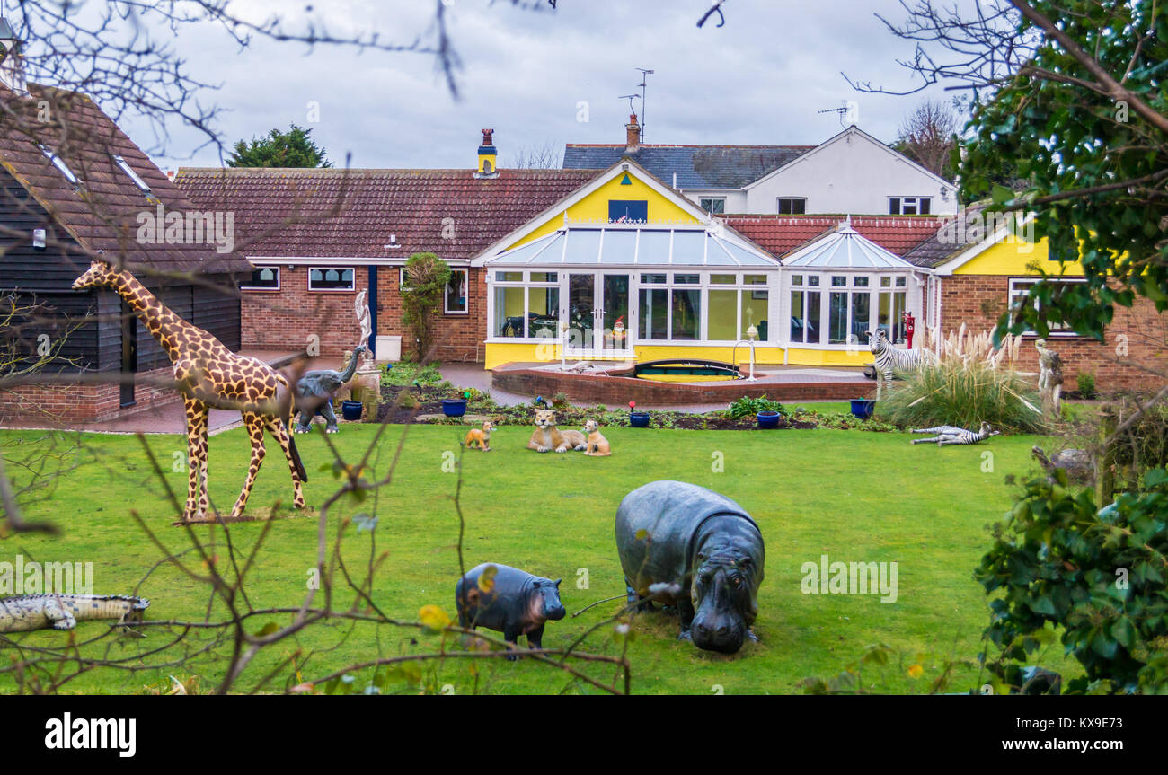 Ménagerie de figures d'animaux dans un jardin privé, BasinMaldon Heybridge, Essex, Angleterre, RU Banque D'Images
