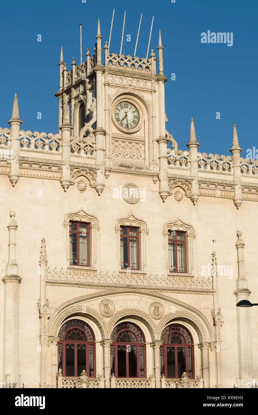 La gare ferroviaire Rossio présentent une façade de style architectural manuélin à Lisbonne, Portugal Banque D'Images