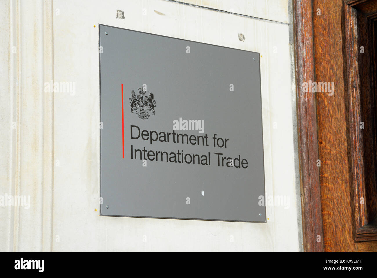 Department for International Trade, dit, département du gouvernement britannique en 55 Whitehall, Westminster, Londres. Signe à l'entrée de la porte. Écusson Banque D'Images