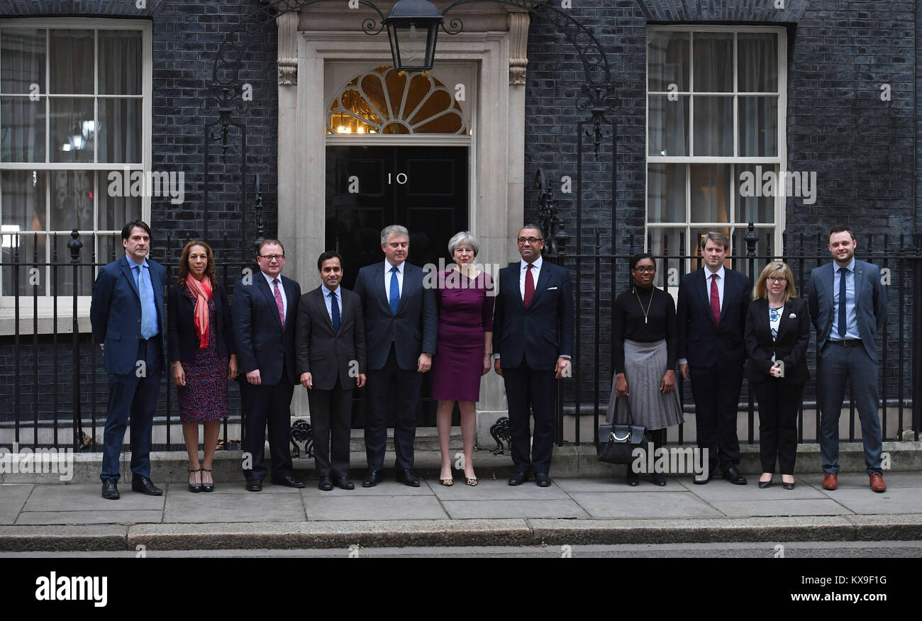 (À partir de la gauche) CCHQ Vice-président pour la formation et le développement, James Morris, vice-président Communautés CCHQ pour Helen Grant, CCHQ Vice Président pour le Gouvernement Local Marcus Jones, Vice-président pour les collectivités CCHQ Rehman Chishti, Président du Parti Conservateur Brandon Lewis, Premier ministre Theresa May, Vice-président conservateur James CCHQ habilement, Vice-président pour les candidats Kemi Badenoch, Vice-président Politique de CCHQ Chris Skidmore, CCHQ Vice-président pour les femmes Maria Caulfield et CCHQ Vice-président pour les jeunes Ben Bradley se tiennent à l'extérieur au 10 Downing Street, Londres, comme Mme peut remanie son équipe de haut. Banque D'Images