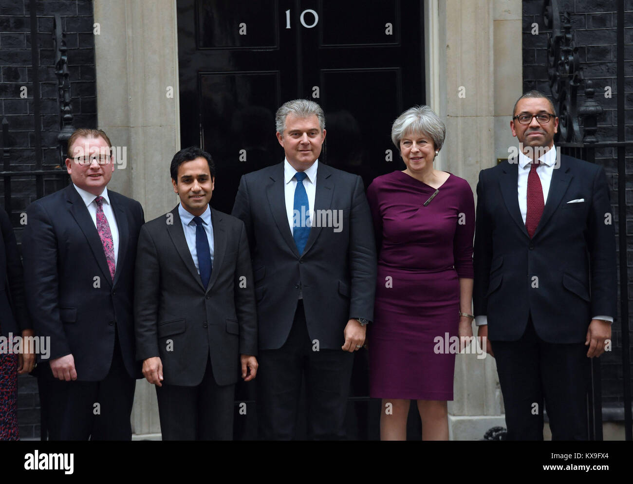 (À partir de la gauche) CCHQ Vice-président pour le Gouvernement Local Marcus Jones, Vice-président pour les collectivités CCHQ Rehman Chishti, Président du Parti Conservateur Brandon Lewis, Premier ministre Theresa Mai et vice-président conservateur James abilement se tient en dehors de 10 Downing Street, Londres, comme Mme peut remanie son équipe de haut. Banque D'Images