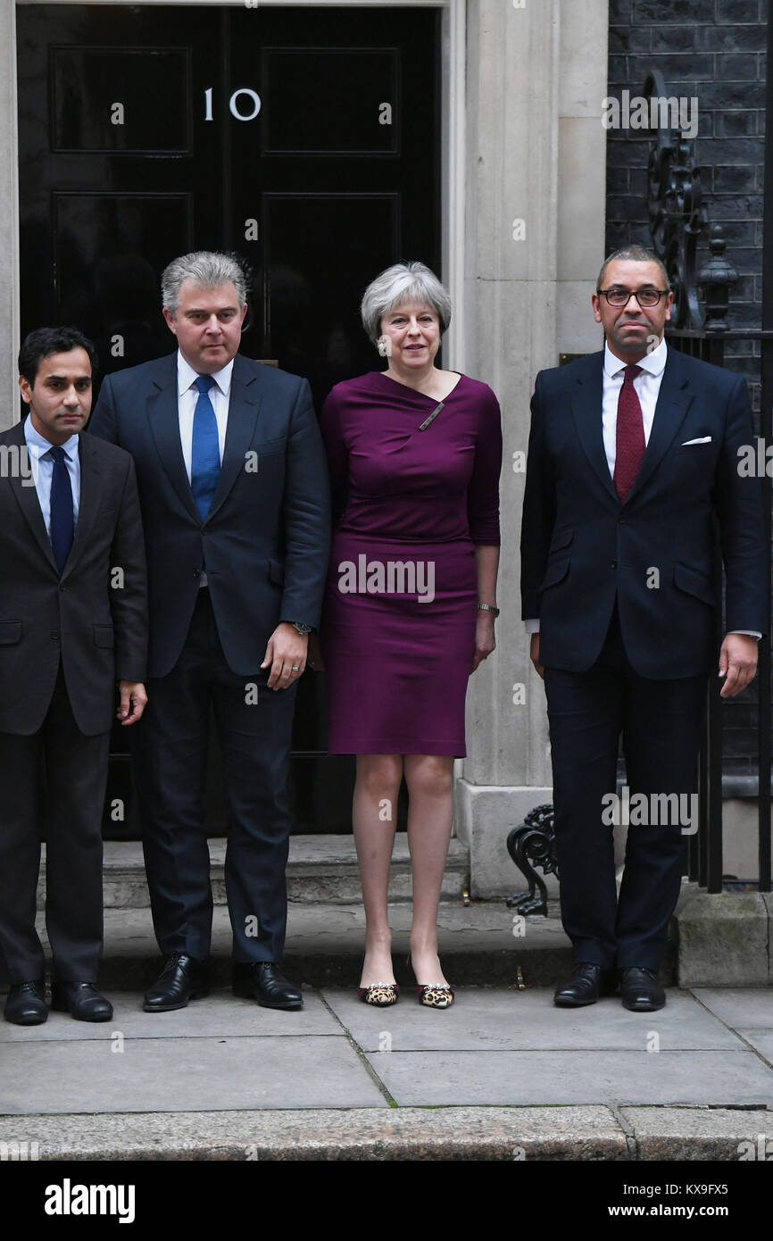 (À partir de la gauche) CCHQ Vice-président pour les collectivités Rehman Chishti, Président du Parti Conservateur Brandon Lewis, Premier ministre Theresa Mai et vice-président conservateur James abilement se tient en dehors de 10 Downing Street, Londres, comme Mme peut remanie son équipe de haut. Banque D'Images