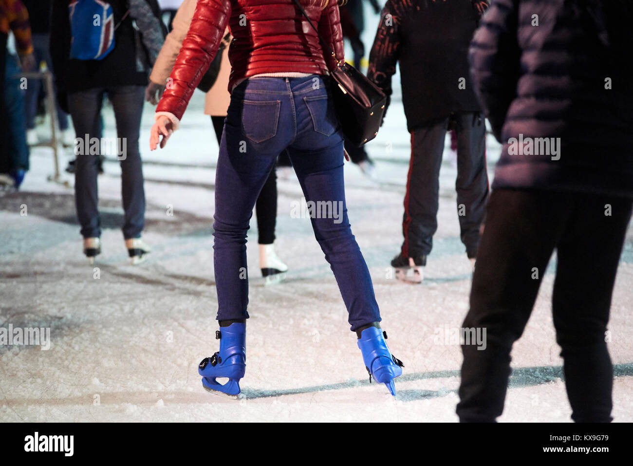 Des patineurs à l'aide d'une patinoire temporaire pendant la période de Noël et Nouvel An vacances Banque D'Images