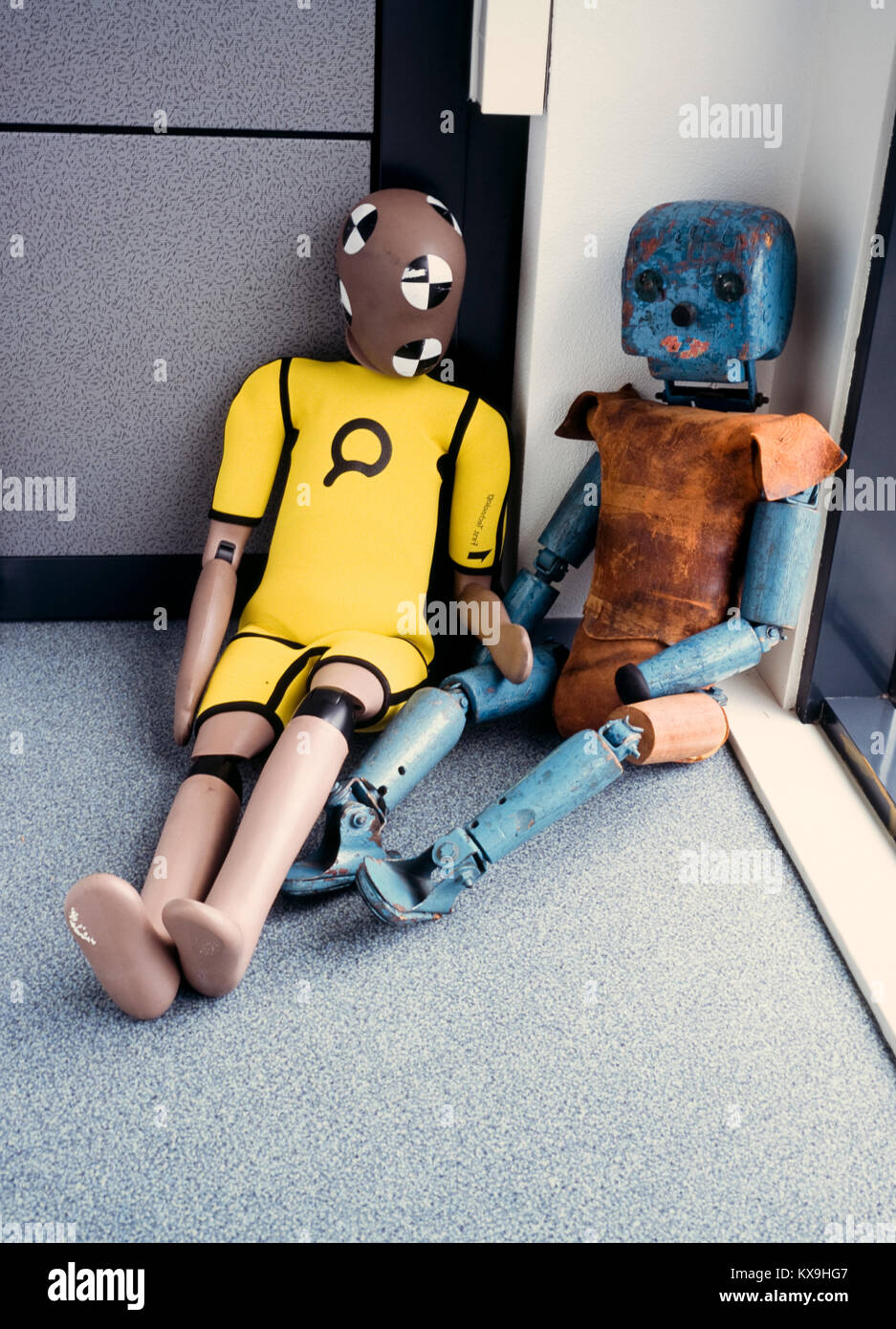 'Pinocchio', 'enfant' Le premier crash test dummy avec son équivalent moderne. Banque D'Images