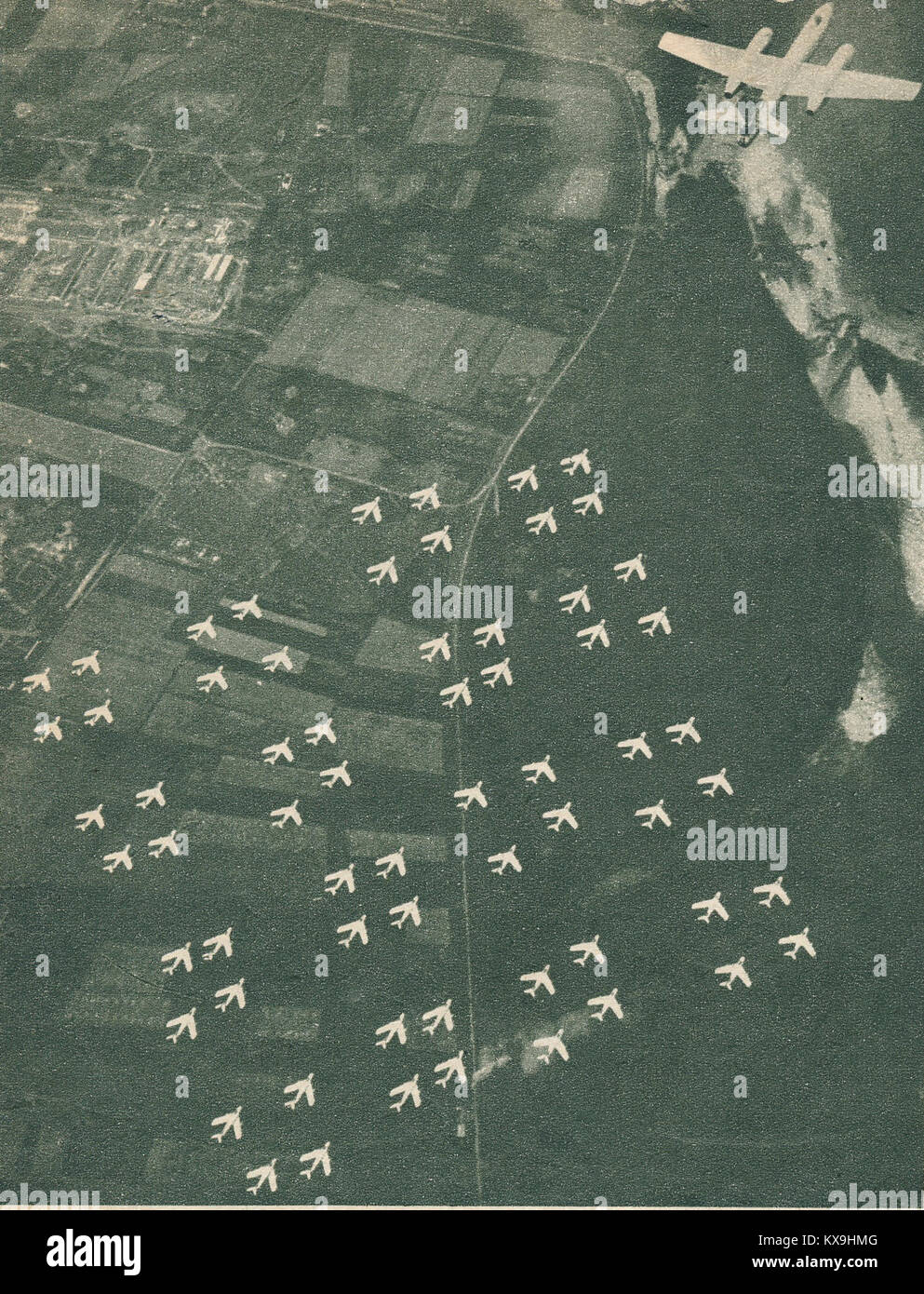 Photographie de 64 chasseurs Lim polonais de type MiG en formation, représentant la flotte de l'armée de l'air polonaise de l'époque de la Guerre froide dérivée des conceptions soviétiques de MiG. Banque D'Images