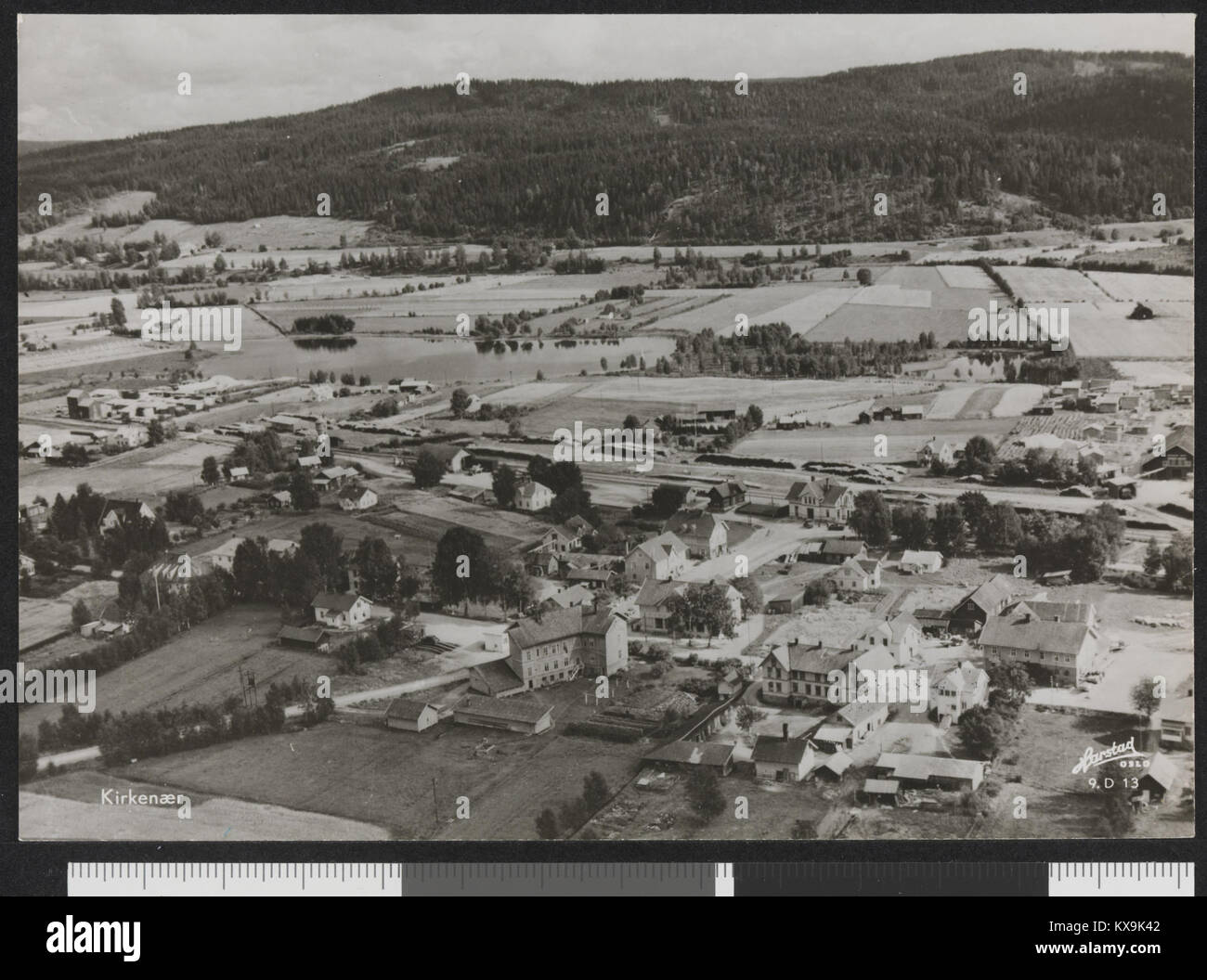 Cette image montre la région de Kirkenær en Norvège, capturée en 2015. La photo met en valeur le paysage rural et les caractéristiques architecturales uniques de ce village norvégien. Banque D'Images