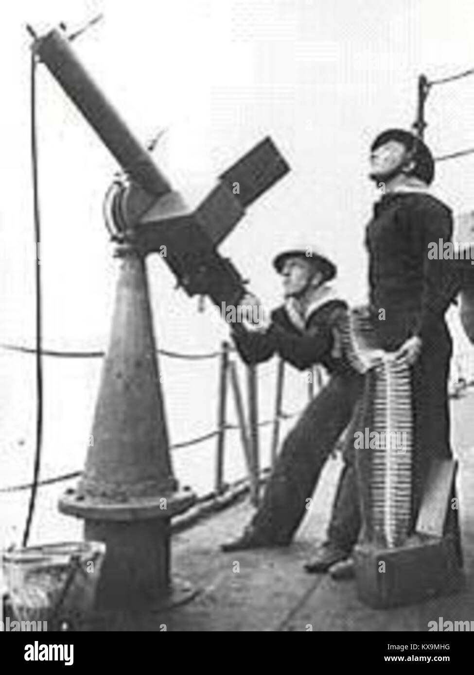 Une mitrailleuse antiaérienne Colt de 12,7 mm montée sur un destroyer norvégien, mettant en évidence l'armement naval et la défense du milieu du XXe siècle. Banque D'Images