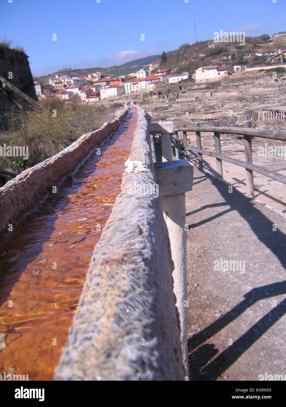 Cette photographie montre le canal d'eau salée de Añana, en Espagne, mettant en évidence sa structure, son utilisation dans la production de sel et son importance historique. Banque D'Images