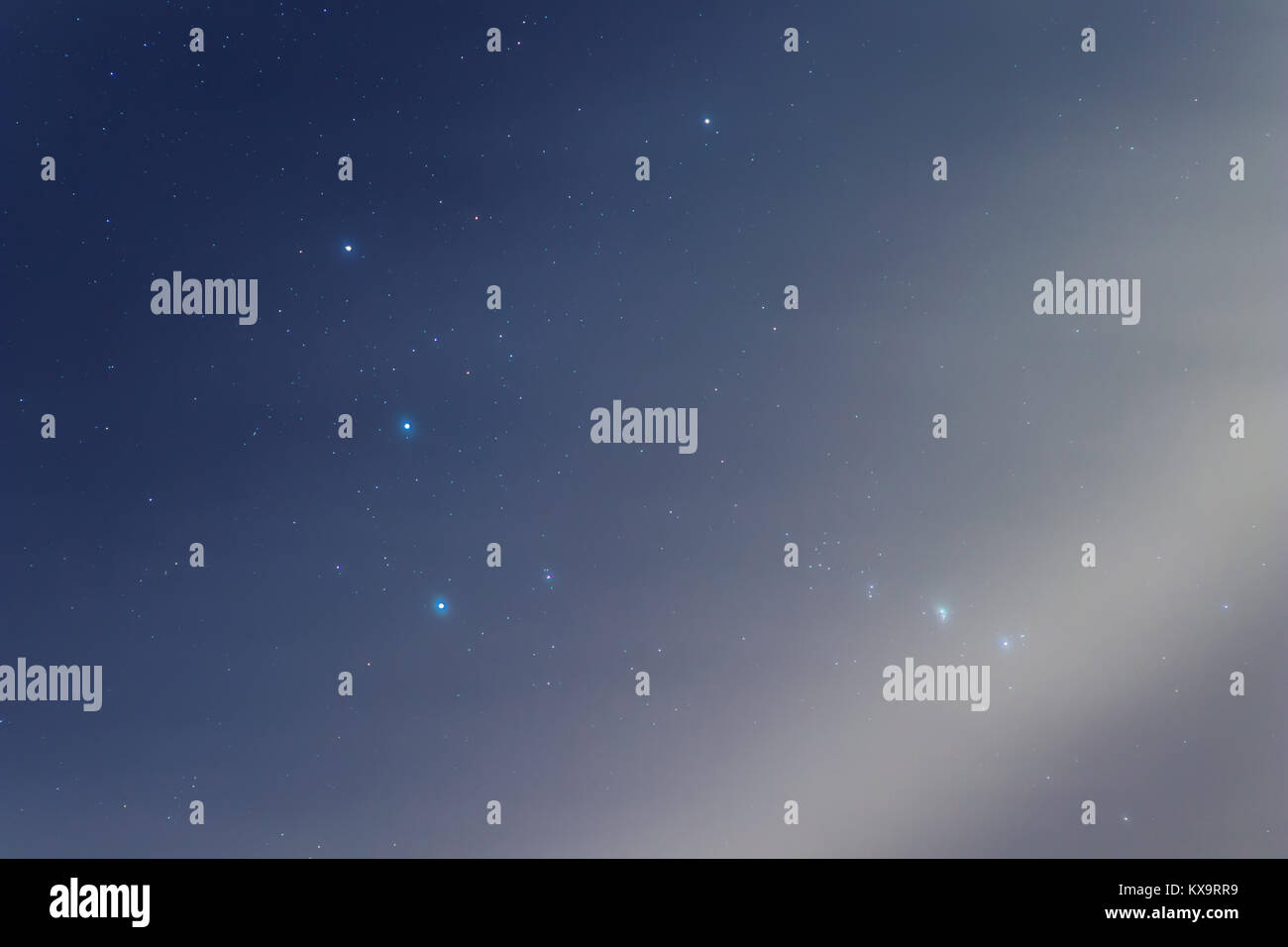 La ceinture d'Orion, ciel nuageux fond de ciel de nuit Photo Stock - Alamy