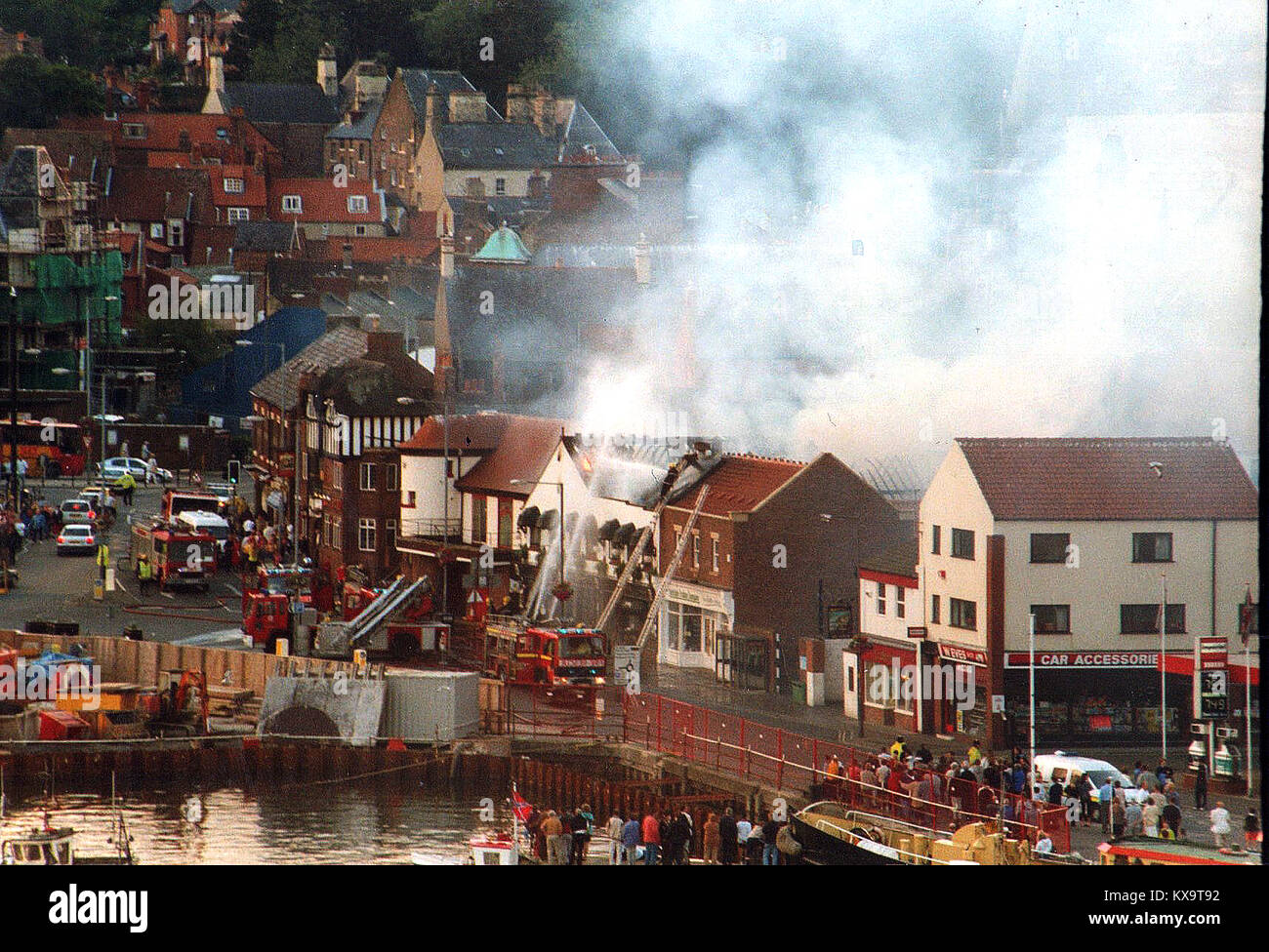 1999 - New Quay Road, Whitby comme elle l'était alors. Les pompiers sont vus combattre un important incendie au restaurant trancheuses. Banque D'Images