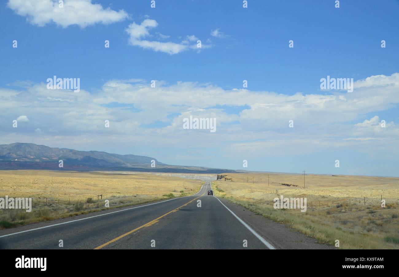 L'autoroute 90 entre nous à travers les terres navajo nouveau mexique USA Banque D'Images