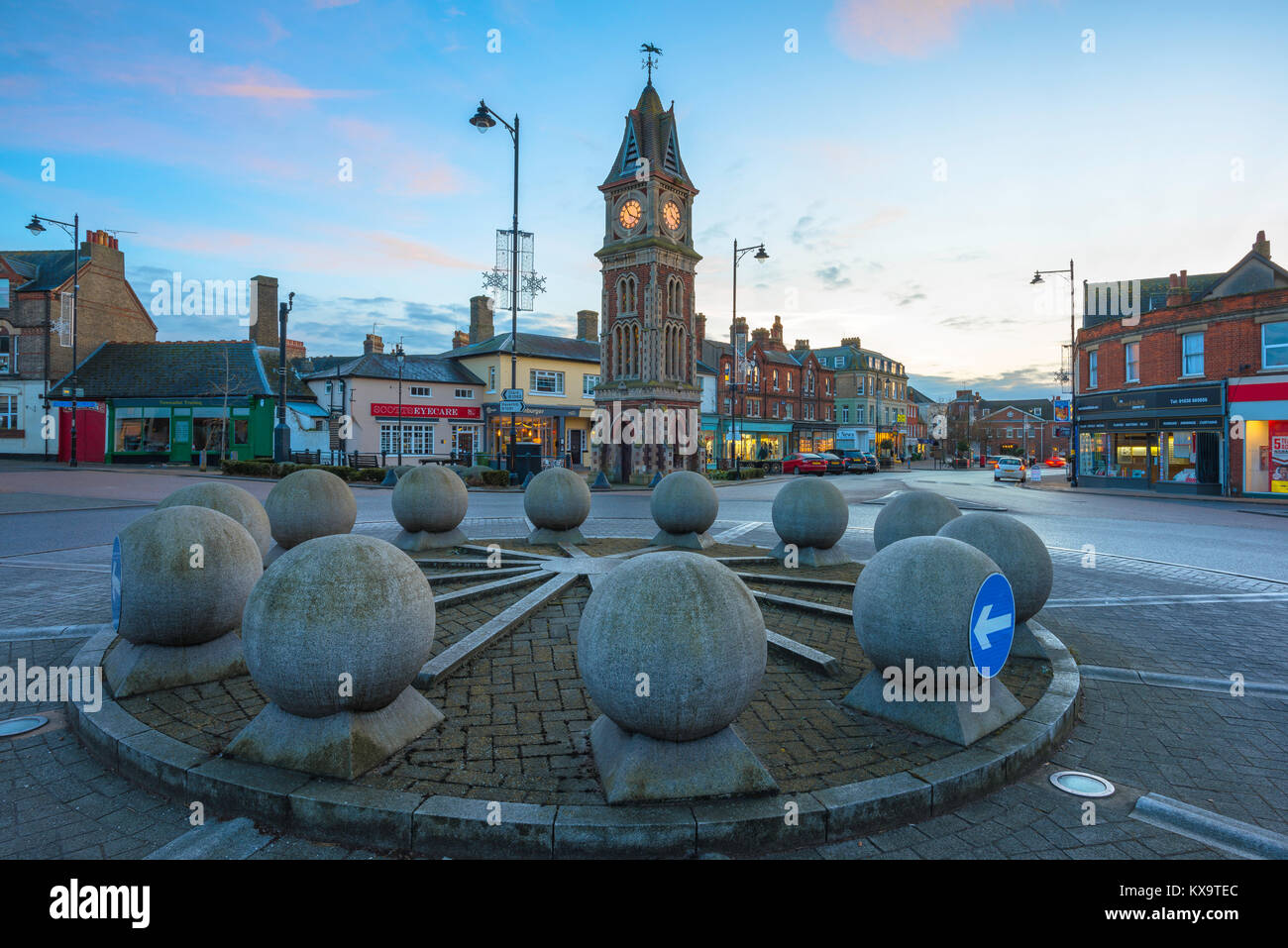 Newmarket Suffolk Angleterre, vue à la tombée de la reine Victoria de la tour de l'horloge du Jubilé et au rond-point à l'extrémité nord de Newmarket High Street, au Royaume-Uni. Banque D'Images