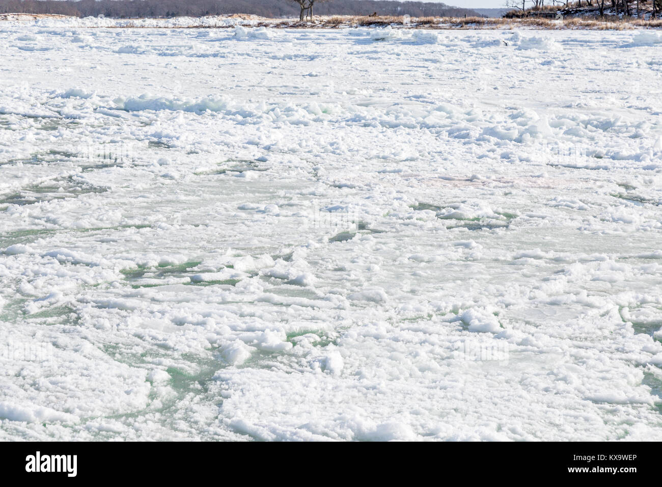 L'eau salée congelée sur Shelter Island Ferry Crossing Banque D'Images