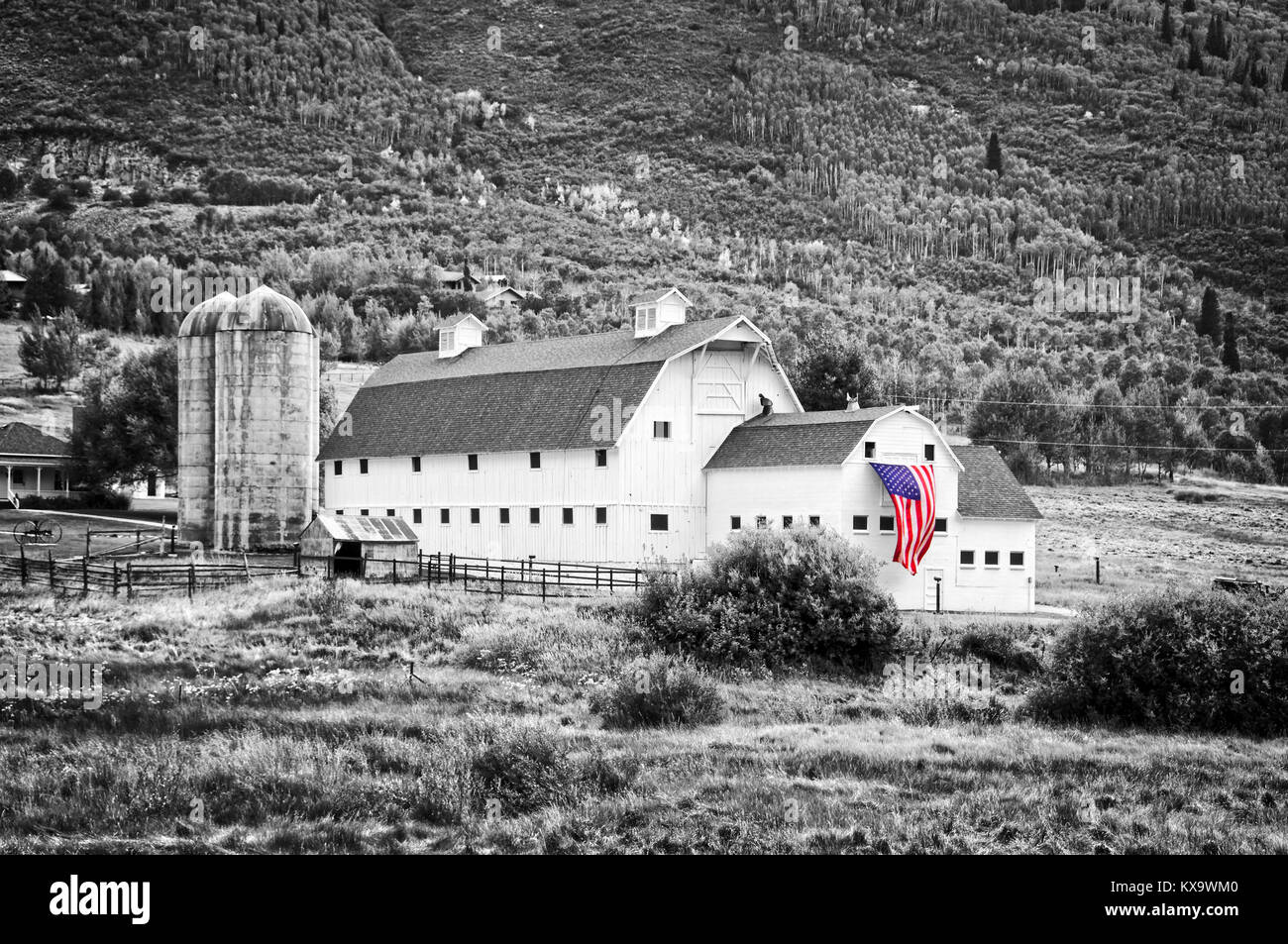 American Vintage typique grange avec drapeau américain, Park City, Utah - la photographie en noir et blanc, couleur sélective. Banque D'Images