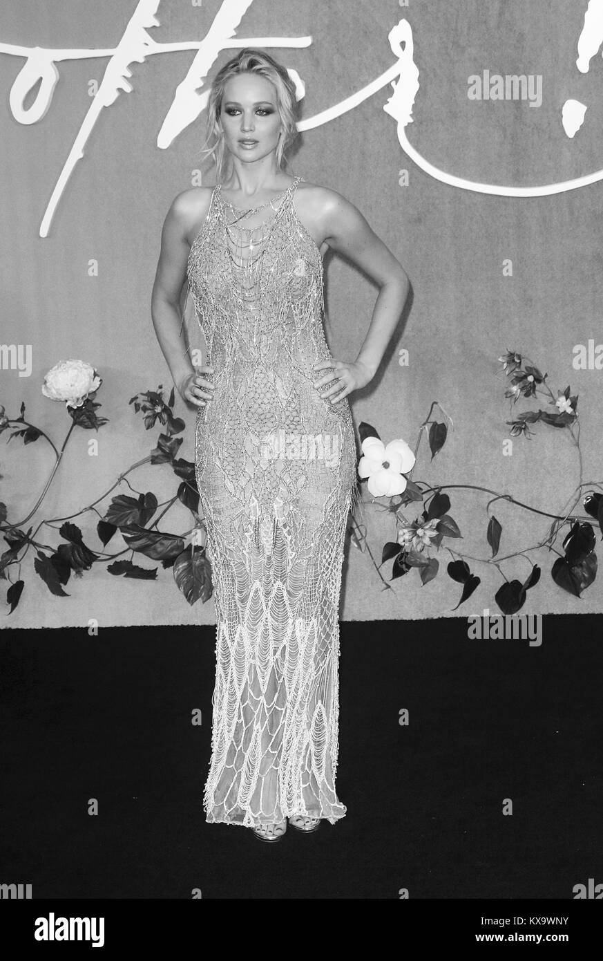 Londres - Sep 06, 2017 : Jennifer Lawrence ( Image ) altérées au monochrome assiste à la mère UK film premiere at Odeon Leicester Square à Londres Banque D'Images