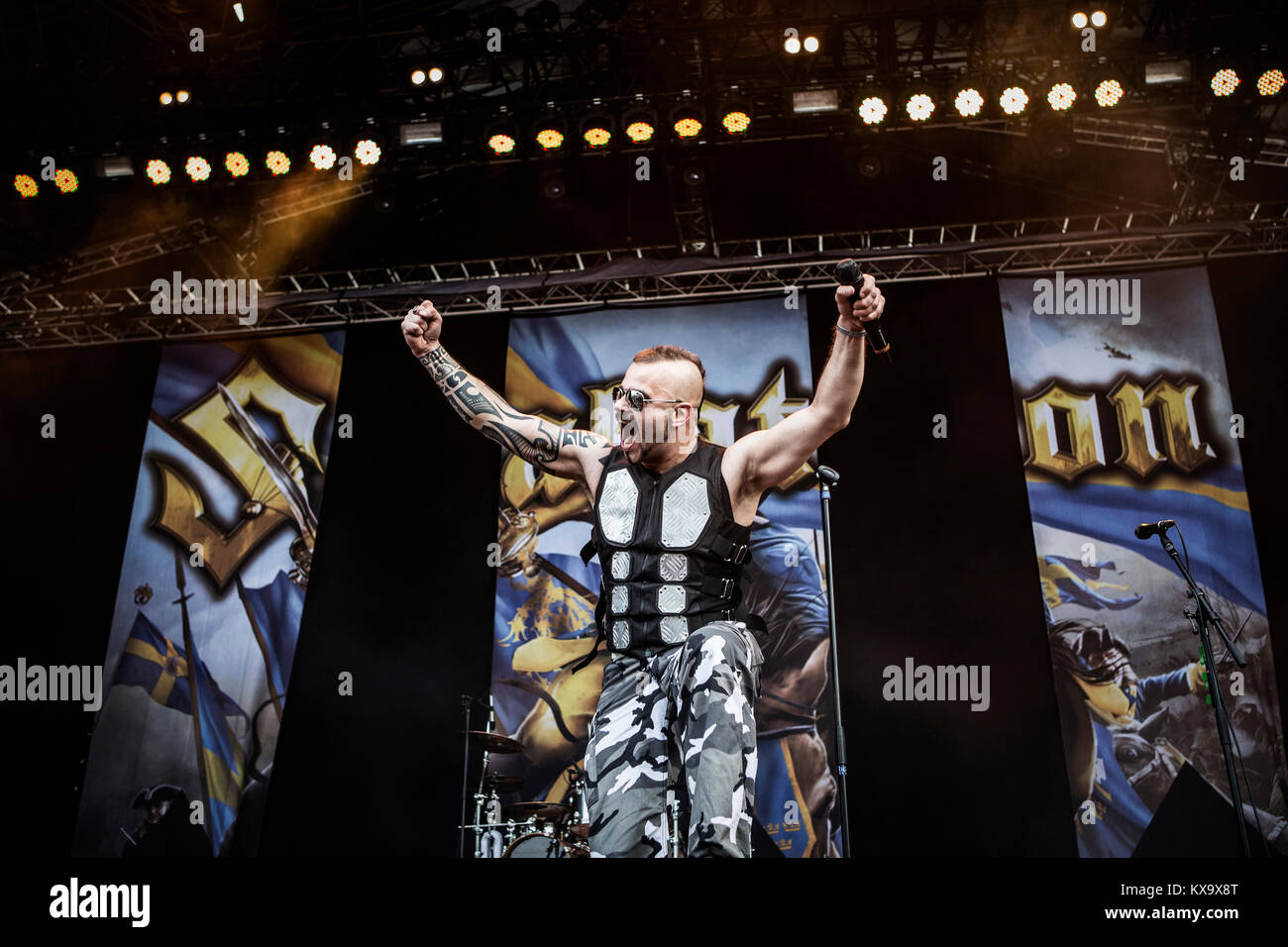 Le lourd suédois de power metal Sabaton et effectue un concert live au festival de heavy metal danois Copenhell 2013 à Copenhague. Ici le chanteur Joakim Brodén est représenté sur scène. Danemark 15/06 2013. Banque D'Images Le lourd suédois de power metal Sabaton et effectue un concert live au festival de heavy metal danois Copenhell 2013 à Copenhague. Ici le chanteur Joakim Brodén est représenté sur scène. Danemark 15/06 2013. Banque D'Images