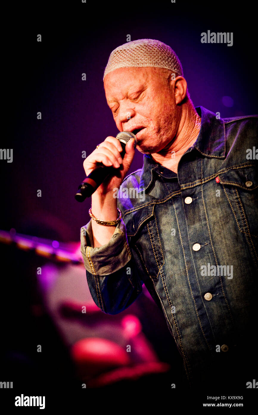 La pop afro malien Salif Keita l'auteur-compositeur est connue comme la "voix d'or de l'Afrique" et ici en photo en direct sur scène à un concert à Vega à Copenhague. Le Danemark, 16/05 2009. Banque D'Images